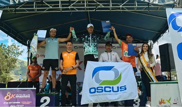 Grupo de corredores con su medalla