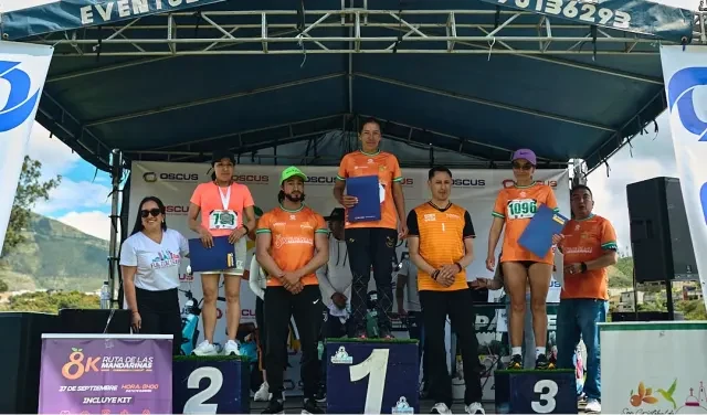 Grupo de corredores con su medalla
