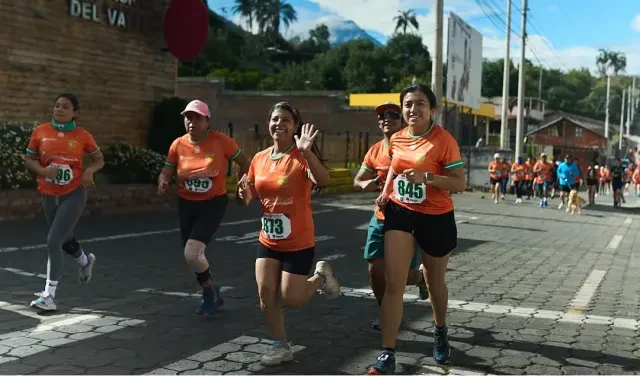 Grupo de corredores con su medalla