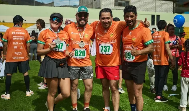 Grupo de corredores con su medalla