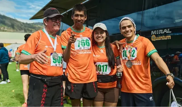 Grupo de corredores con su medalla