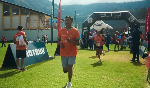 Grupo de corredores con su medalla