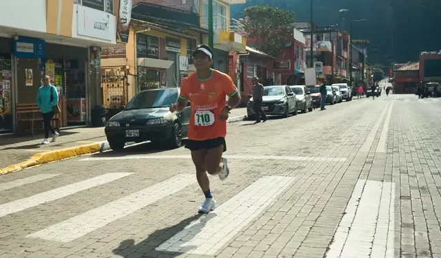 Grupo de corredores con su medalla